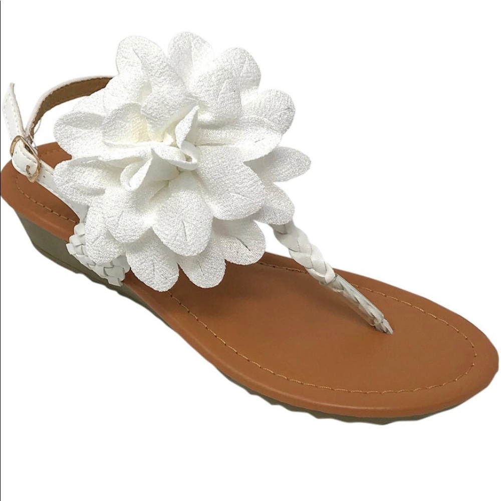 NIB Sz 8 White Braided Flower Sandals